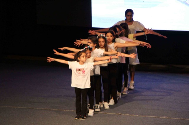 معرض "أنتِ سلام" لـ "Maison D’Art" في ثانوية رفيق الحريري 100 طفل يسكبون إبداعهم في حب فلسطين بلوحة واحدة!