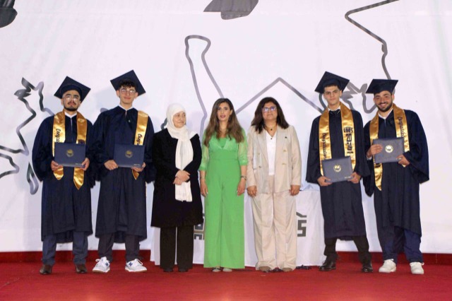 ثانوية رفيق الحريري احتفلت بتخريج الدفعة الـ35 من طلابها  بالتزامن مع الذكرى الـ45 لتأسيس مؤسسة الحريري