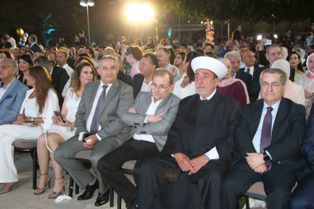 ثانوية رفيق الحريري احتفلت بتخريج الدفعة الـ35 من طلابها  بالتزامن مع الذكرى الـ45 لتأسيس مؤسسة الحريري