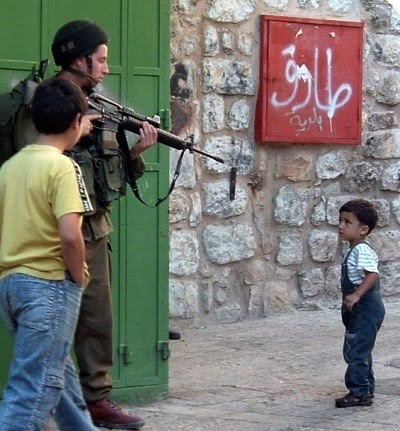 صورٌ "مخزية" لِجنود إسرائيليين تفتح أبواب الجحيم على نتنياهو!