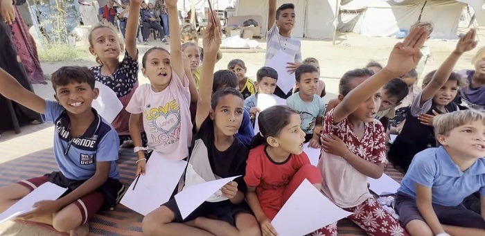 بمدرسة متنقلة.. معلمة تمنح الأمل لأطفال نازحين وسط قطاع غزة