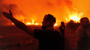 اليونان تحترق.. والنيران تصل إلى تجمعات سكنية قرب أثينا!