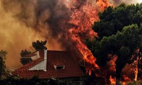 اليونان تحترق.. والنيران تصل إلى تجمعات سكنية قرب أثينا!