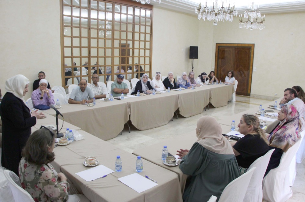 بهية الحريري تشاورت مع لجان الأهل في صيدا حول العودة إلى الدراسة في ظل العدوان الإسرائيلي