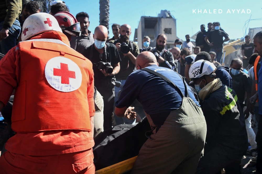 بالصور: جهود فرق الدفاع المدني والصليب الأحمر في حرب لبنان!