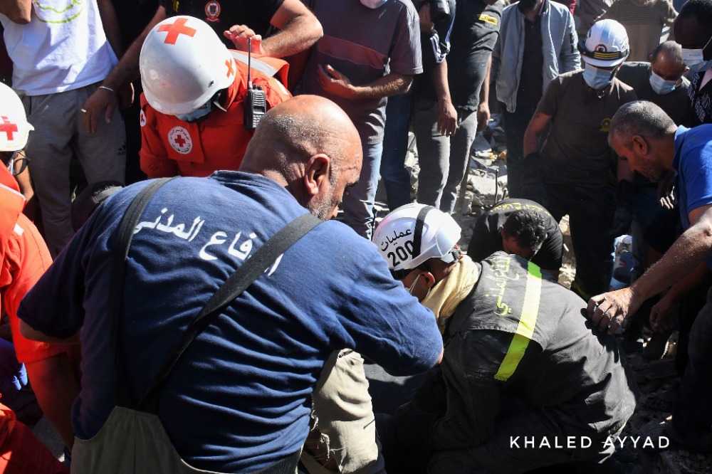 بالصور: جهود فرق الدفاع المدني والصليب الأحمر في حرب لبنان!