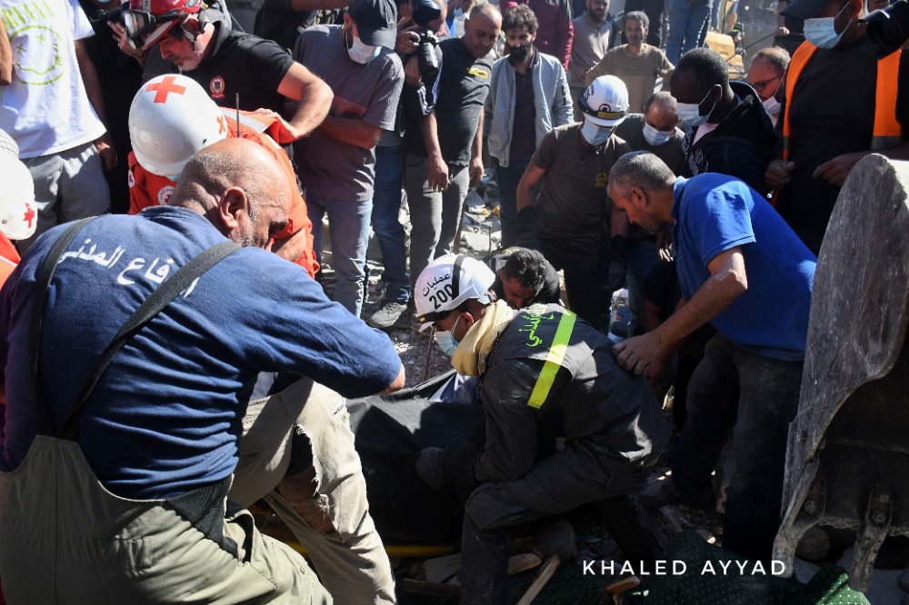 بالصور: جهود فرق الدفاع المدني والصليب الأحمر في حرب لبنان!