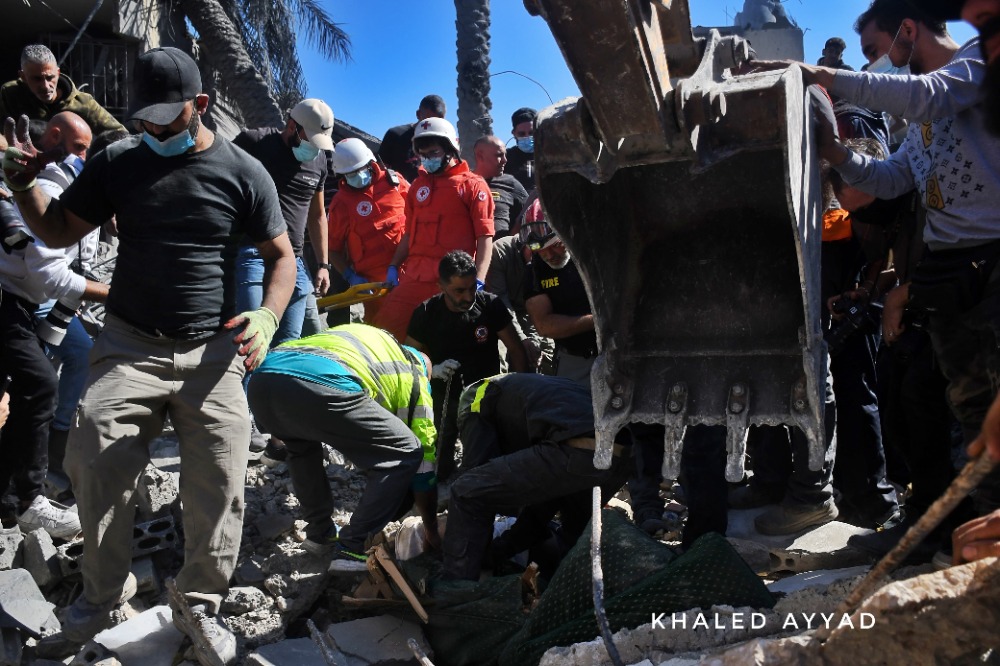 بالصور: جهود فرق الدفاع المدني والصليب الأحمر في حرب لبنان!