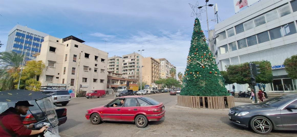 بلدية صيدا ترفع الشجرة الميلادية... د. بديع: نتمنى أن تكون الأعياد المجيدة  فرصة أمل لخلاص لبنان