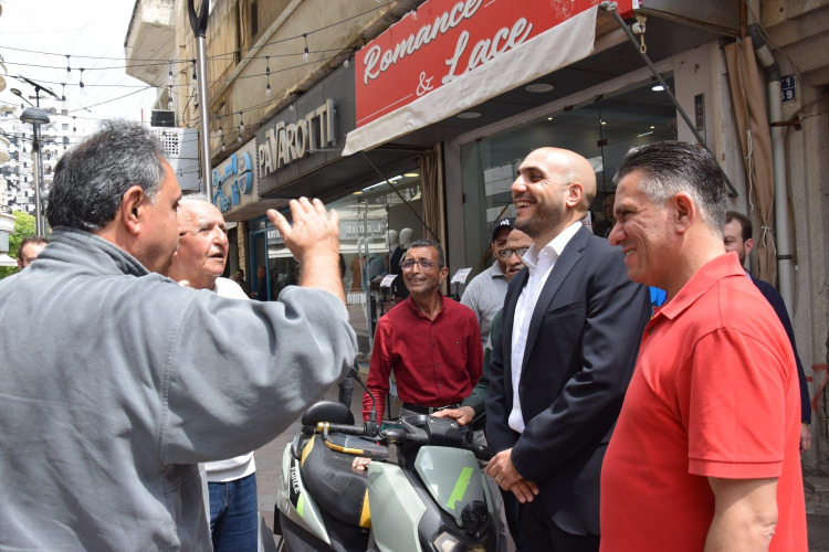 الصيدلي عمر مرجان خلال جولته الأولى في سوق صيدا: "صيدا بدها ونحنا قدها"