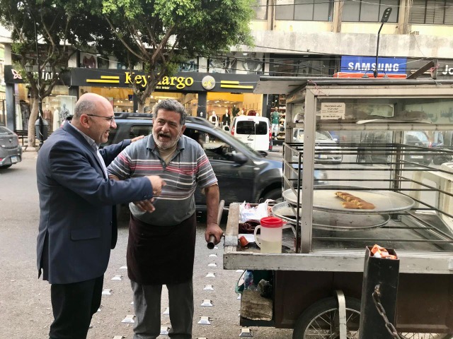 نادر عزام يجول في منطقة ساحة القدس ويلتقي لجنتها والتجار ومخاتير المدينة والشيخ ماهر حمود