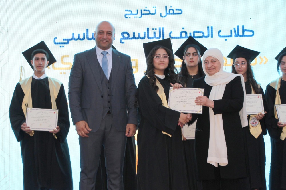 ثانوية بهاء الدين الحريري تحتفل بتخريج دفعة الإصرار والتحدي 2025 برعاية السيدة بهية الحريري