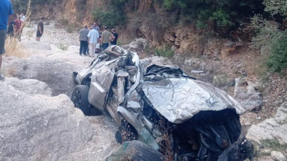 مأساة جديدة على طرقات لبنان.. شابة تفقد حياتها بعد انقلاب سيارتها في وادٍ