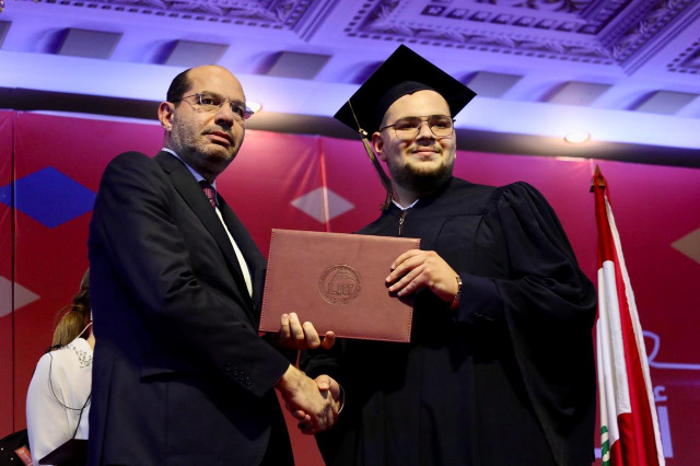 أحمد زياد البقاعي يتخرّج من جامعة LIU بدرجة "جيد"