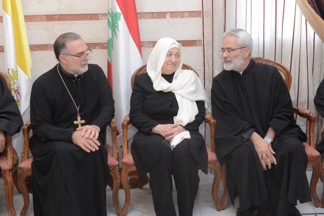 بهية الحريري تهنئ أنطوان رزق وتبلغه تهاني سعد الحريري