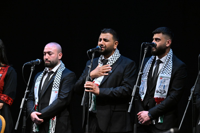 فرقة "عشاق الأقصى" من مخيمات اللجوء في لبنان تُشعل "مسرح الدسمة" في الكويت بلوحات من التراث الفلسطيني