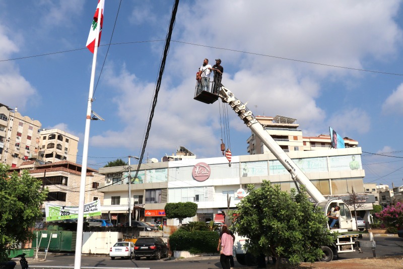 العلم اللبناني يرفرف مجدداً في الهلالية... بمبادرة من رئيسة لجنة الاشغال هنا آبو مرعي