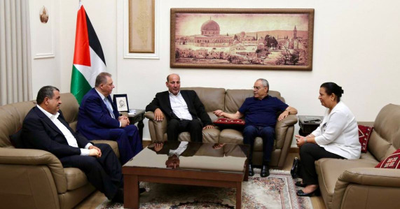 السفير دبور يستقبل قيادة الجبهة الديمقراطية في لبنان بزيارة وداعية