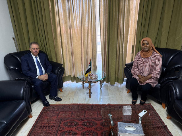 السفير دبور يلتقي السفير اليمني ورئيسي بعثتي العراق والسودان بزيارة وداعية
