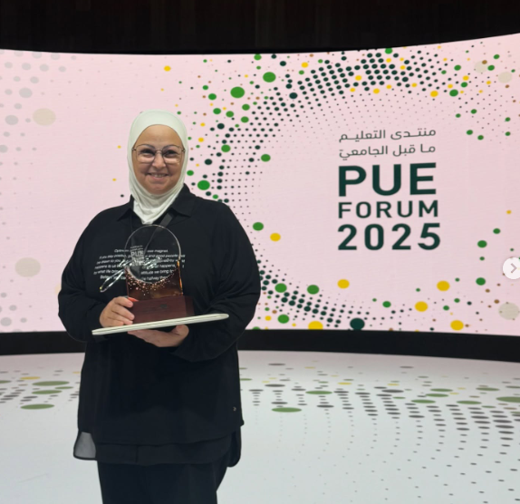 تكريم لما الكلش في منتدى التعليم ما قبل الجامعي تقديرًا لريادتها ودورها في ترسيخ القيم التربوية