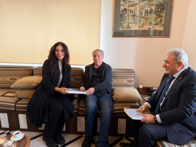 السفير الاسعد يزور الرئيس امين الجميل