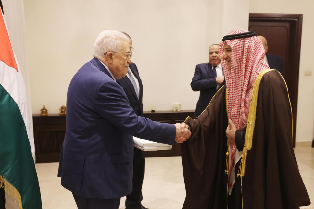 الرئيس عباس يتقبل أوراق اعتماد سفير المملكة العربية السعودية لدى دولة فلسطين