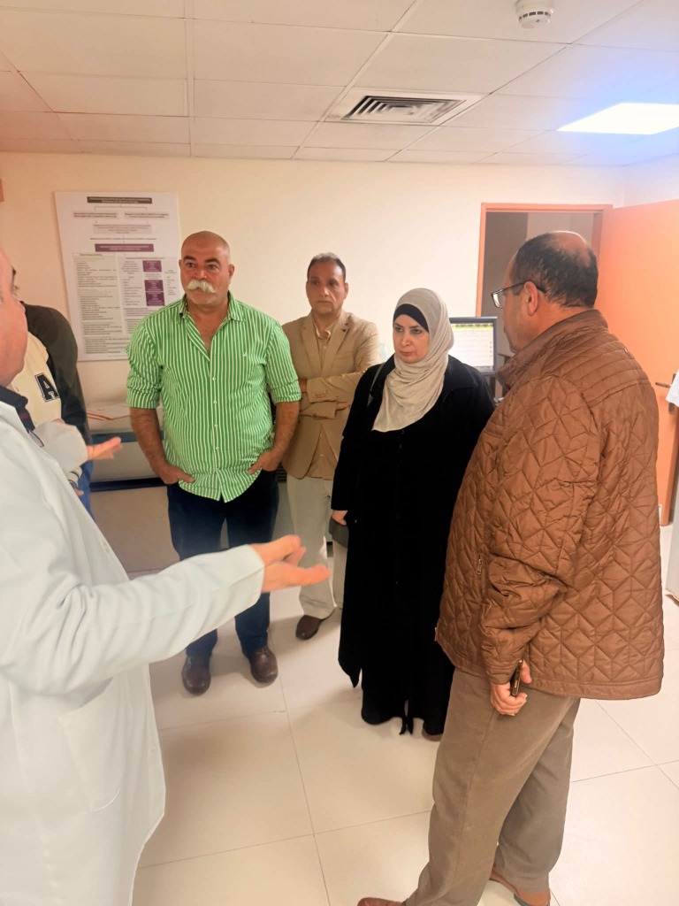 "شؤون اللاجئين" تتفقد مشفى قلقيلية وتبحث تداعيات قرار "الأونروا"