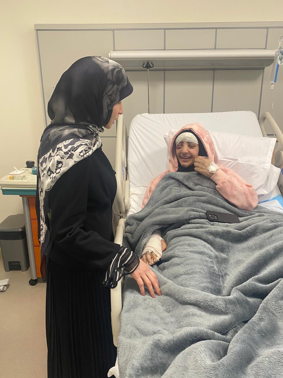 عناية عز الدين تزور زينب فرج: استهداف الصحافيين لإسكات الشهود!