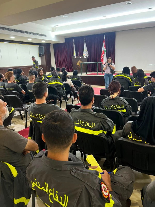 جلسة توعوية لعناصر الدفاع المدني حول مخاطر القنابل العنقودية ومخلّفات الحرب