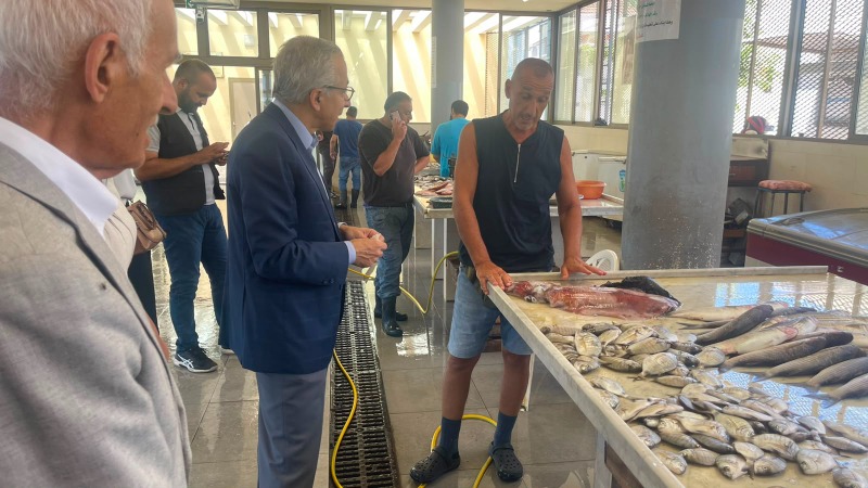 الوزير بساط تفقد غرفة التجارة في صيدا وجال في سوق السمك والميناء والأسواق التجارية