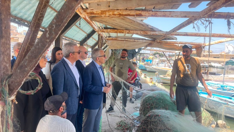 الوزير بساط تفقد غرفة التجارة في صيدا وجال في سوق السمك والميناء والأسواق التجارية