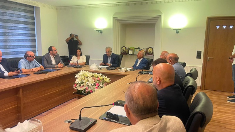 الوزير بساط تفقد غرفة التجارة في صيدا وجال في سوق السمك والميناء والأسواق التجارية