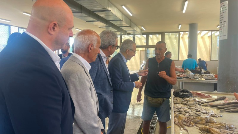 الوزير بساط تفقد غرفة التجارة في صيدا وجال في سوق السمك والميناء والأسواق التجارية