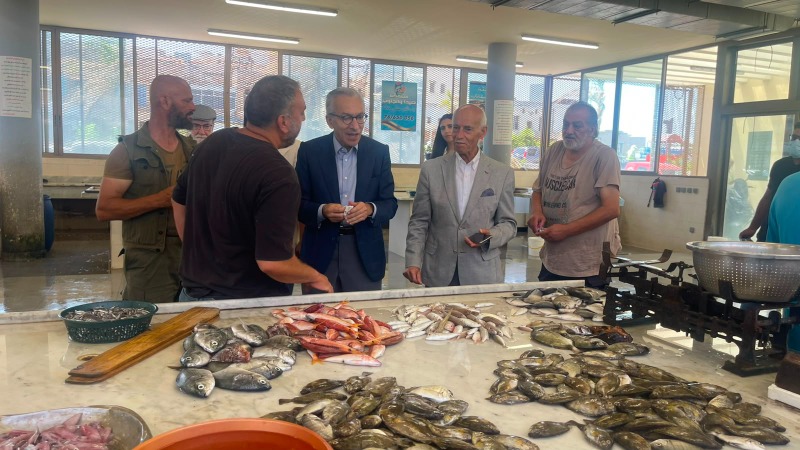 الوزير بساط تفقد غرفة التجارة في صيدا وجال في سوق السمك والميناء والأسواق التجارية