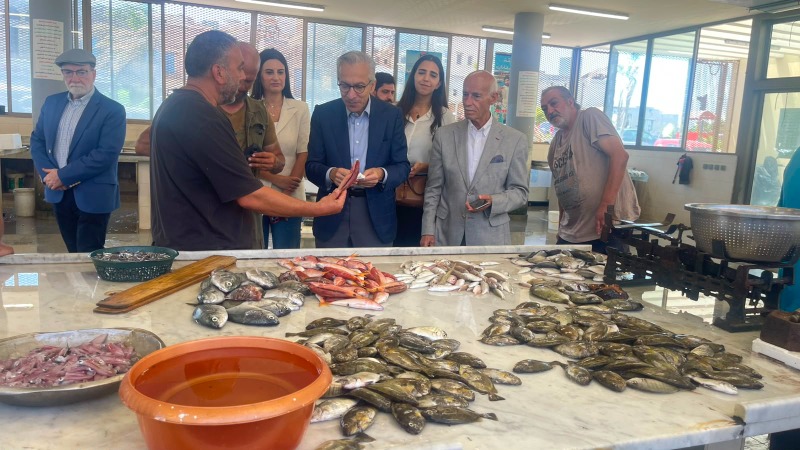 الوزير بساط تفقد غرفة التجارة في صيدا وجال في سوق السمك والميناء والأسواق التجارية