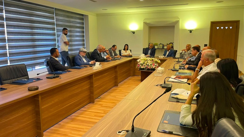 الوزير بساط تفقد غرفة التجارة في صيدا وجال في سوق السمك والميناء والأسواق التجارية