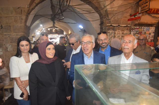الوزير بساط يجول برفقة حجازي واعضاء من المجلس البلدي في ميرة السمك ومرفأ الصيادين وأزقة صيدا القديمة مستمعاً إلى هموم المواطنين
