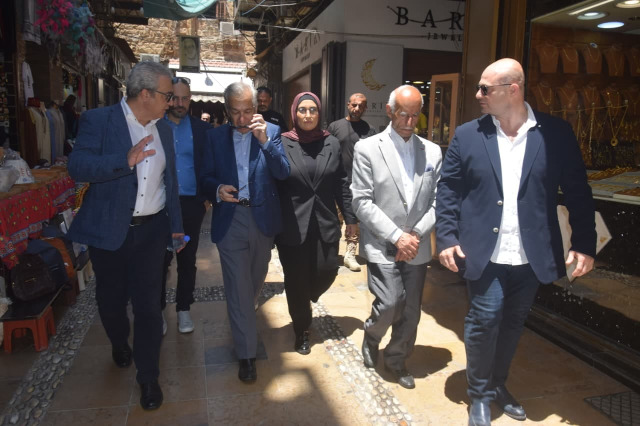 الوزير بساط يجول برفقة حجازي واعضاء من المجلس البلدي في ميرة السمك ومرفأ الصيادين وأزقة صيدا القديمة مستمعاً إلى هموم المواطنين