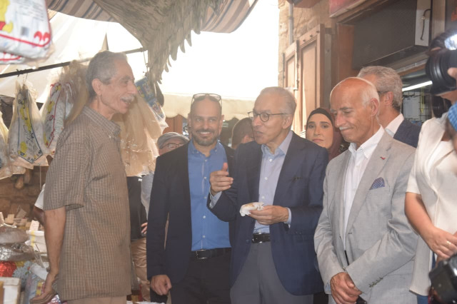 الوزير بساط يجول برفقة حجازي واعضاء من المجلس البلدي في ميرة السمك ومرفأ الصيادين وأزقة صيدا القديمة مستمعاً إلى هموم المواطنين