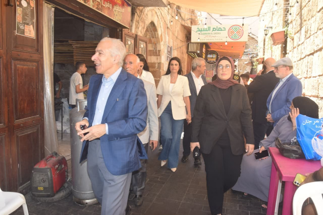 الوزير بساط يجول برفقة حجازي واعضاء من المجلس البلدي في ميرة السمك ومرفأ الصيادين وأزقة صيدا القديمة مستمعاً إلى هموم المواطنين