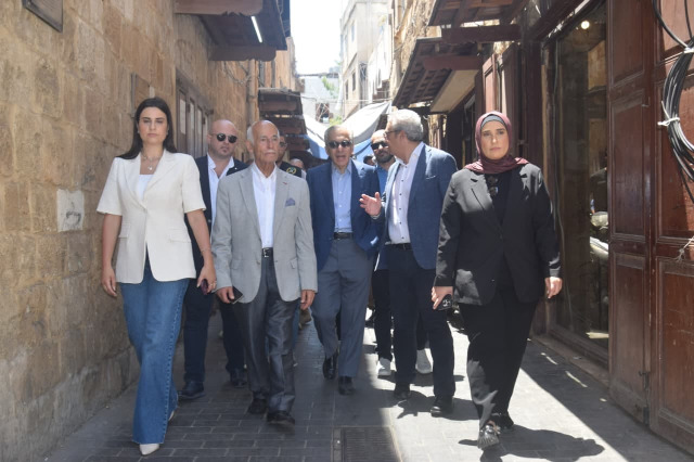 الوزير بساط يجول برفقة حجازي واعضاء من المجلس البلدي في ميرة السمك ومرفأ الصيادين وأزقة صيدا القديمة مستمعاً إلى هموم المواطنين