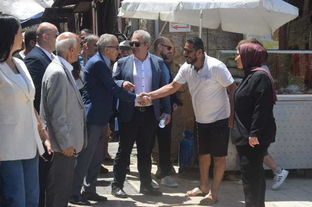 الوزير بساط يجول برفقة حجازي واعضاء من المجلس البلدي في ميرة السمك ومرفأ الصيادين وأزقة صيدا القديمة مستمعاً إلى هموم المواطنين