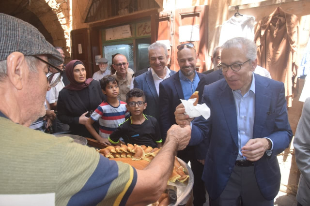 الوزير بساط يجول برفقة حجازي واعضاء من المجلس البلدي في ميرة السمك ومرفأ الصيادين وأزقة صيدا القديمة مستمعاً إلى هموم المواطنين