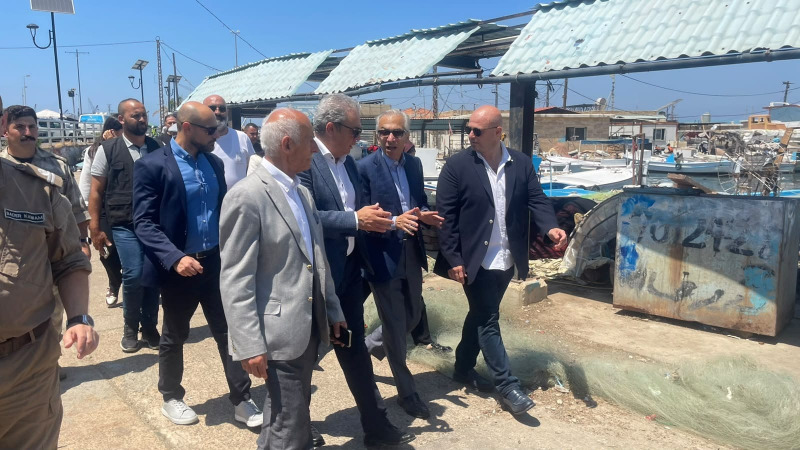 الوزير بساط يجول برفقة حجازي واعضاء من المجلس البلدي في ميرة السمك ومرفأ الصيادين وأزقة صيدا القديمة مستمعاً إلى هموم المواطنين