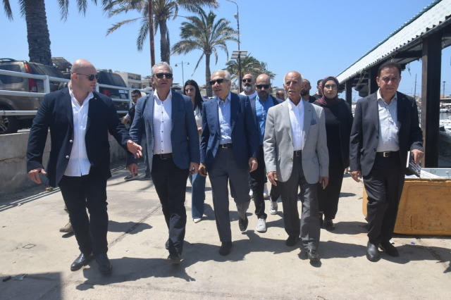 الوزير بساط يجول برفقة حجازي واعضاء من المجلس البلدي في ميرة السمك ومرفأ الصيادين وأزقة صيدا القديمة مستمعاً إلى هموم المواطنين