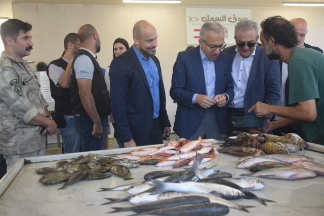 الوزير بساط يجول برفقة حجازي واعضاء من المجلس البلدي في ميرة السمك ومرفأ الصيادين وأزقة صيدا القديمة مستمعاً إلى هموم المواطنين