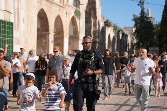 بالصور - يتقدمهم المتطرف بن غفير: أكثر من 2300 مستعمر يقتحمون المسجد الأقصى