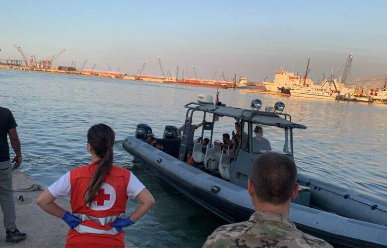 الجيش يعلن إنقاذ 21 شخصاً بعد تعطل مركب تهريب قبالة طرابلس