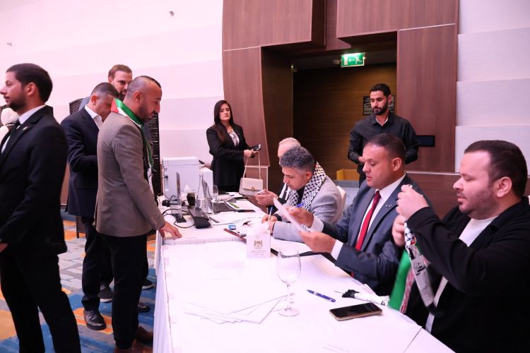 الرئيس عباس يهنئ الفائزين بعضوية المجلس الوطني الجديد ممثلين عن الجالية الفلسطينية في قطر