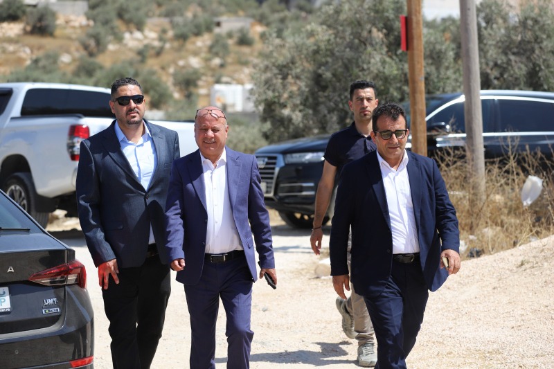 تحت رعاية الرئيس عباس.. شؤون اللاجئين تضع حجر الأساس لخزان مياه في مخيم الفوار وتتفقد أوضاع مخيمات جنوب الضفة الغربية